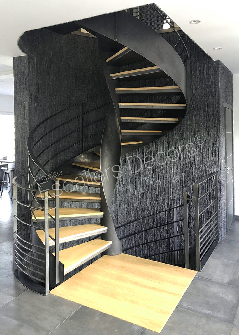 Photo DH126 - SPIR'DÉCO® Flamme. Escalier d'intérieur design sur flamme centrale desservant 3 étages.