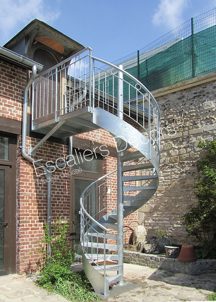 Photo DH98 - SPIR'DÉCO® Larmé. Escalier extérieur hélicoïdal en acier galvanisé avec rampe en fer forgé pour maison de caractère.