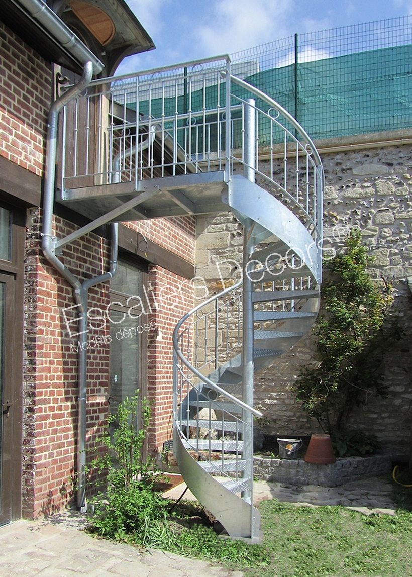 Photo DH98 - SPIR'DÉCO® Larmé. Escalier extérieur hélicoïdal en acier galvanisé avec rampe en fer forgé pour maison de caractère. Vue 3