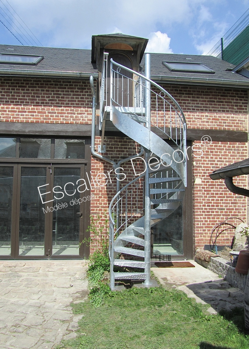 Photo DH98 - SPIR'DÉCO® Larmé. Escalier extérieur hélicoïdal en acier galvanisé avec rampe en fer forgé pour maison de caractère. Vue 2