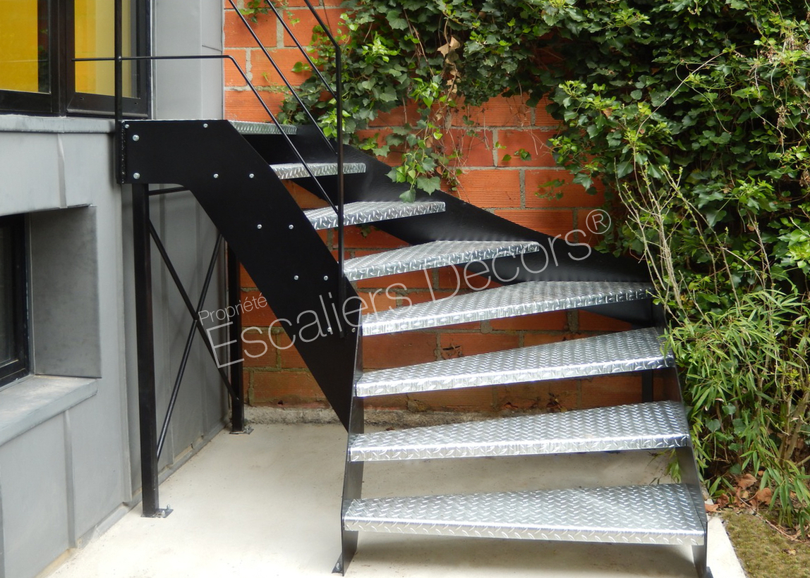 DT109 - Escalier Collection Loft 1/4 Tournant. Escalier extérieur 1/4 tournant au design industriel en acier galvanisé pour une maison contemporaine. Vue 2