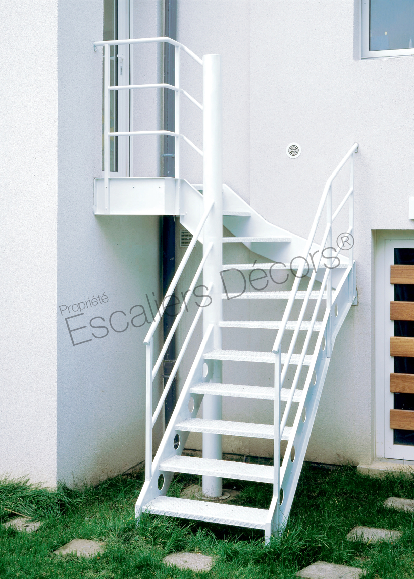 Photo DT8 - SPIR'DÉCO® Mixte d'Angle formant escalier 1/4 tournant intermédiaire. Escalier extérieur métallique contemporain avec palier d'arrivée