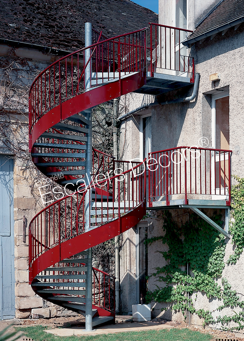 IH16 - Colimaçon Larmé. Escalier d'extérieur hélicoïdal en acier galvanisé de style industriel de grande hauteur.