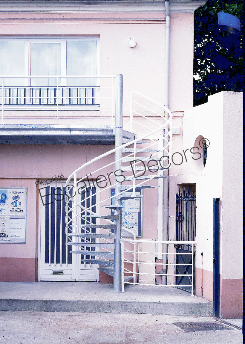 Photo DH15 - SPIR'DÉCO® Larmée. Escalier hélicoïdal métallique extérieur au design contemporain et industriel et sa passerelle.