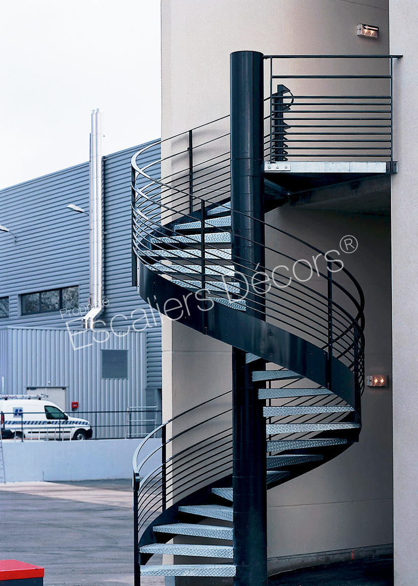 Photo IH21 - SPIR'DÉCO® Larmé. Escalier de secours extérieur hélicoïdal en acier galvanisé et thermolaqué installé dans une zone industrielle.