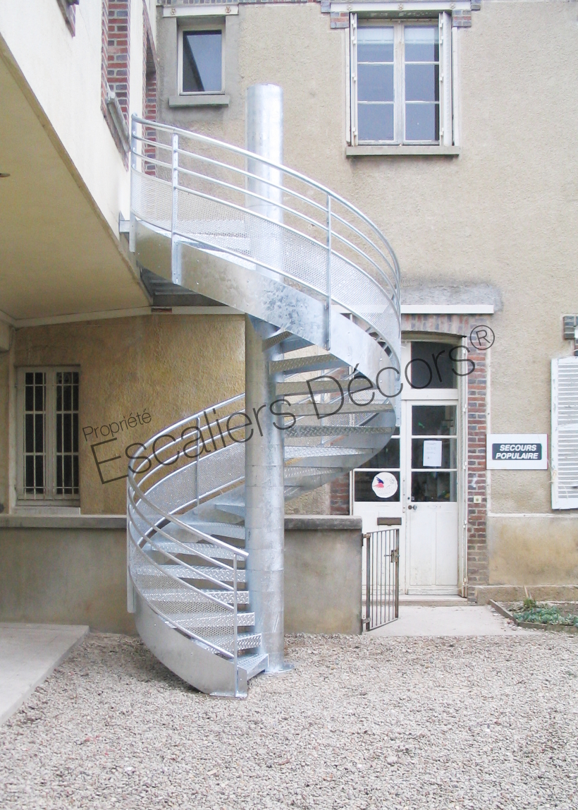 IH40 - Colimaçon Larmé. Escalier extérieur hélicoïdal au design industriel en acier galvanisé.