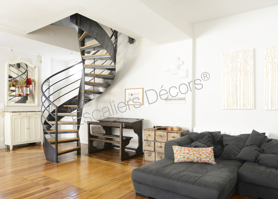Photo DH129 - SPIR'DÉCO® Flamme. Escalier d'intérieur design sur flamme centrale en acier et bois dans un duplex.
