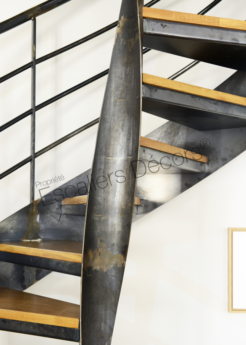 Photo DH129 - SPIR'DÉCO® Flamme. Escalier d'intérieur design sur flamme centrale en acier et bois dans un duplex. Vue 4