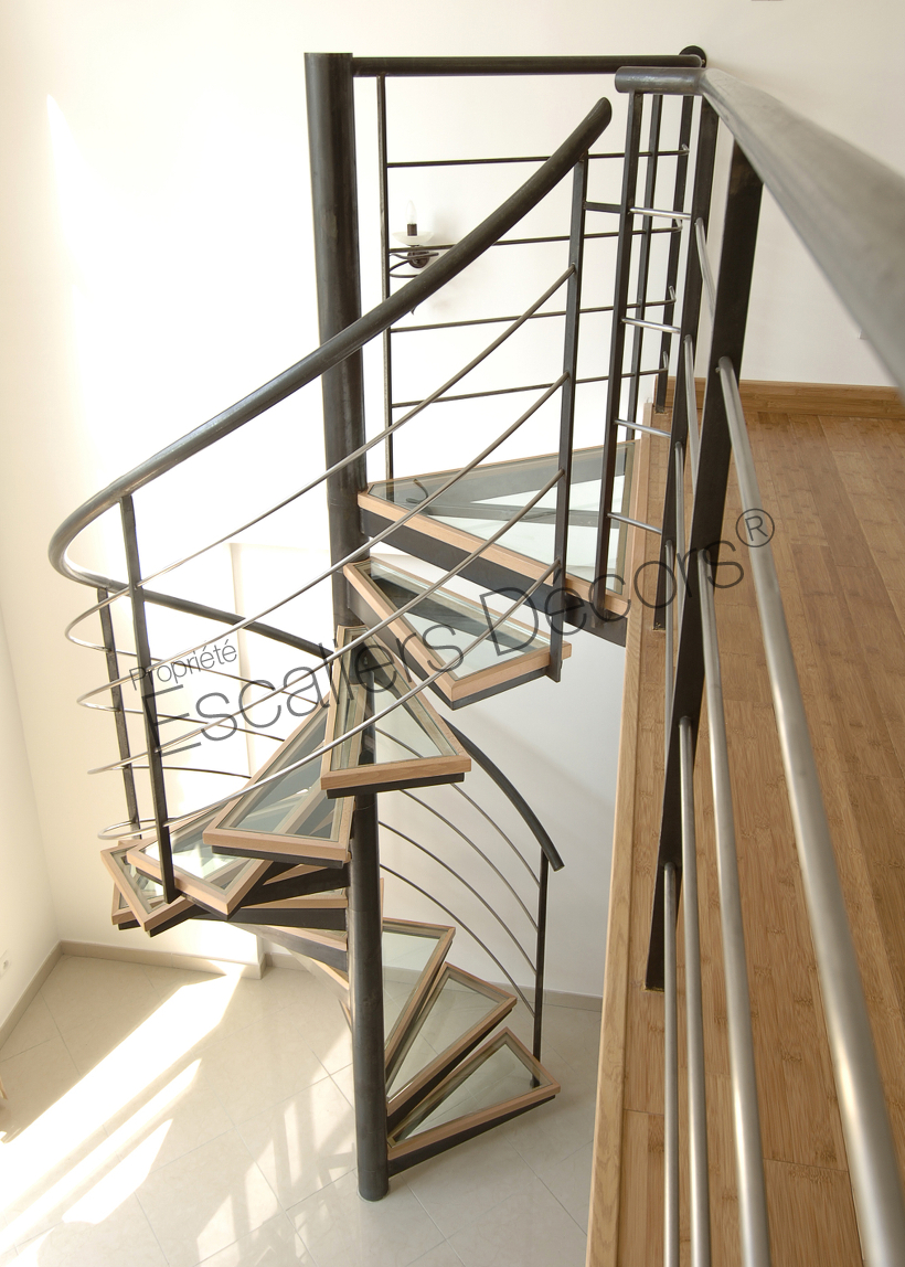 Photo DH31 - SPIR'DÉCO® Standing. Escalier hélicoïdal contemporain métal, bois et verre pour une décoration design et moderne.