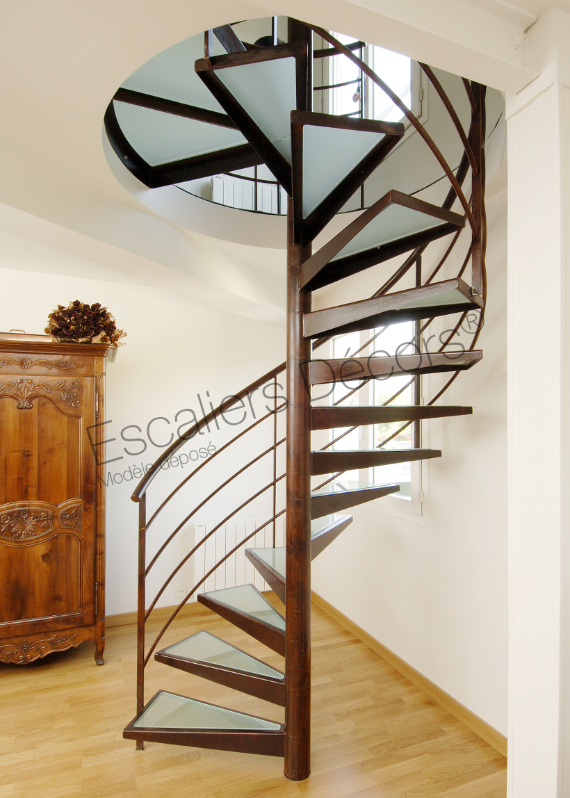 Photo DH32 - SPIR'DÉCO® Dalle de Verre. Escalier hélicoïdal en métal et verre installé dans un appartement en duplex.