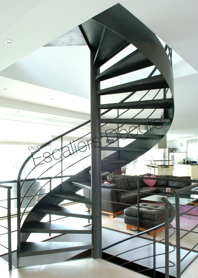 Photo DH52 - SPIR'DÉCO® Standing. Escalier intérieur hélicoïdal métallique sur 2 niveaux type loft au design contemporain.