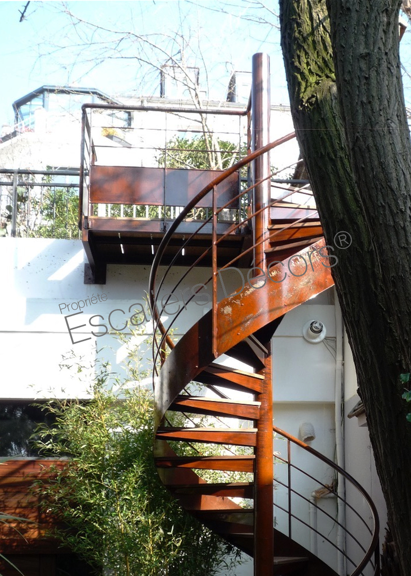 Photo DH65 - SPIR'DÉCO® Standing. Escalier hélicoïdal extérieur en métal et bois d'accès toit terrasse pour une maison contemporaine. Vue 2