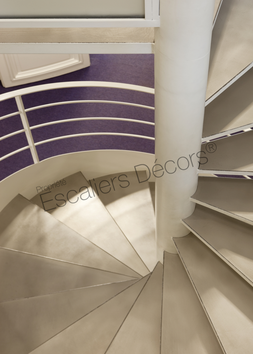 Photo IH74 - SPIR'DÉCO® Caisson Nanoacoustic®. Escalier intérieur métallique hélicoïdal de large diamètre pour une décoration contemporaine installé dans des bureaux. Vue 3