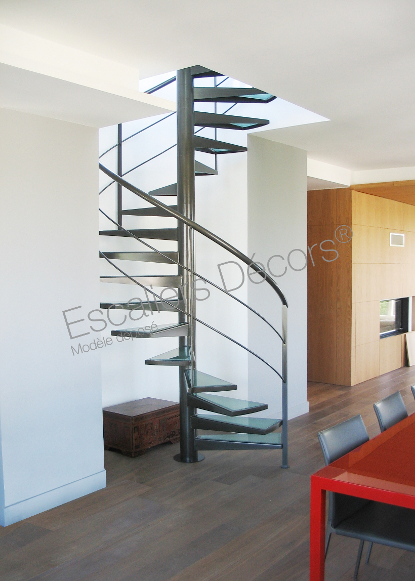 Photo DH80 - SPIR'DÉCO® Dalle de Verre. Escalier intérieur métal et verre design et contemporain installé dans un duplex style loft.