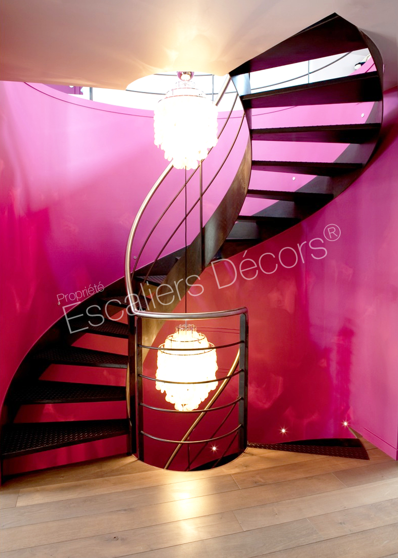Photo DH90 - Escalier d'intérieur métallique sur flamme centrale, design et contemporain. Vue 3