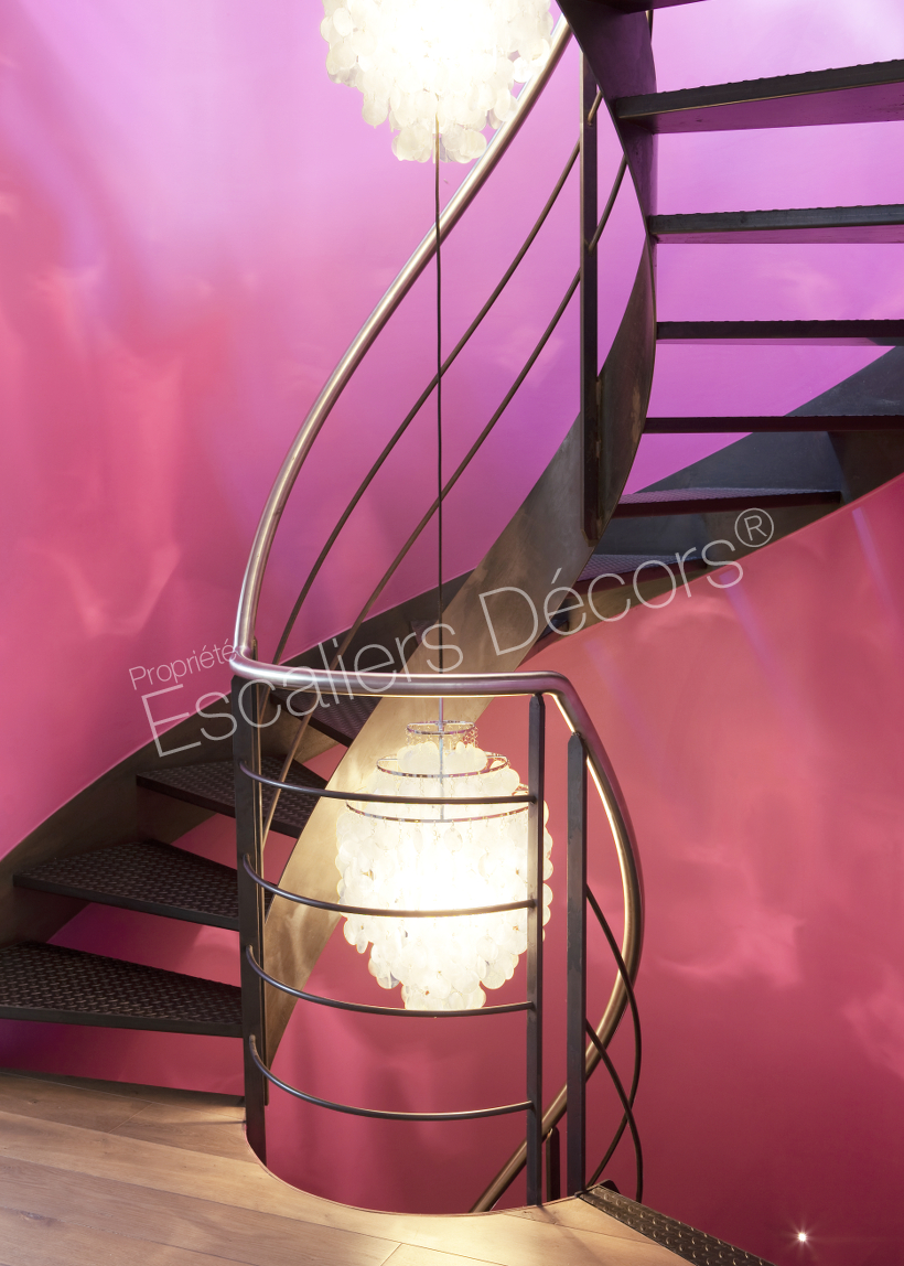 Photo DH90 - Escalier d'intérieur métallique sur flamme centrale, design et contemporain.