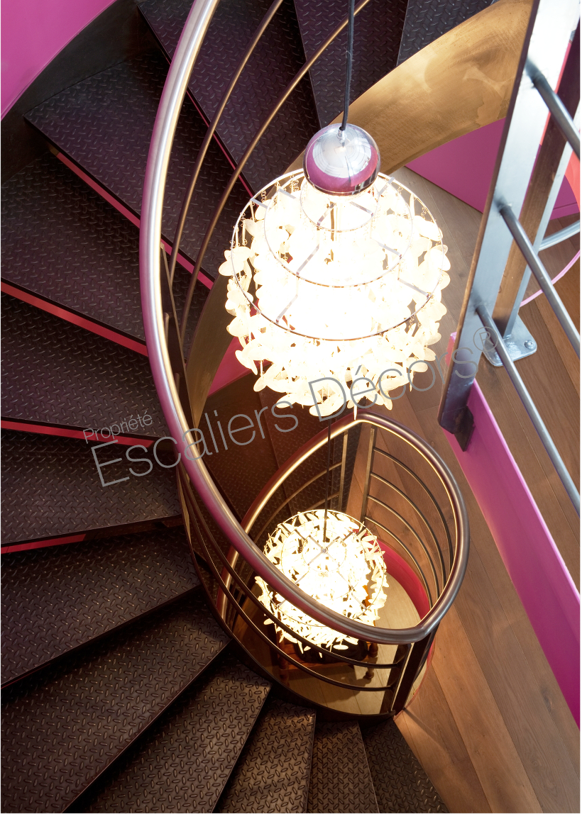 Photo DH90 - Escalier d'intérieur métallique sur flamme centrale, design et contemporain. Vue 5