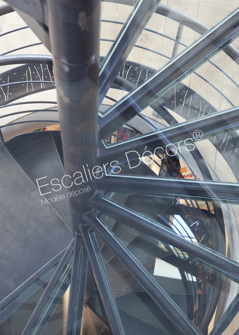 Photo DH97 - SPIR'DÉCO® Dalle de Verre. Escalier intérieur design hélicoïdal en métal et verre pour une décoration contemporaine toute en transparence. Vue 3