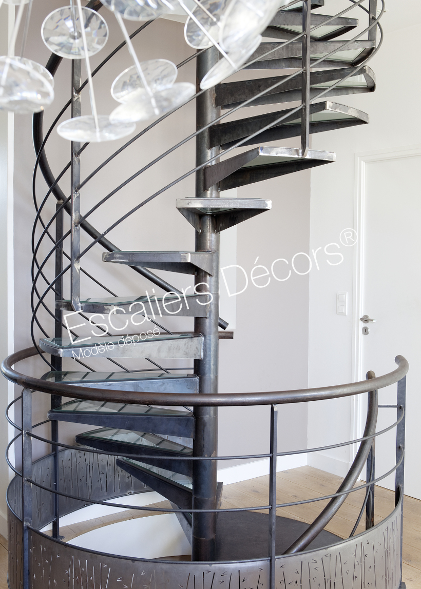 Photo DH97 - SPIR'DÉCO® Dalle de Verre. Escalier intérieur design hélicoïdal en métal et verre pour une décoration contemporaine toute en transparence. Vue 2