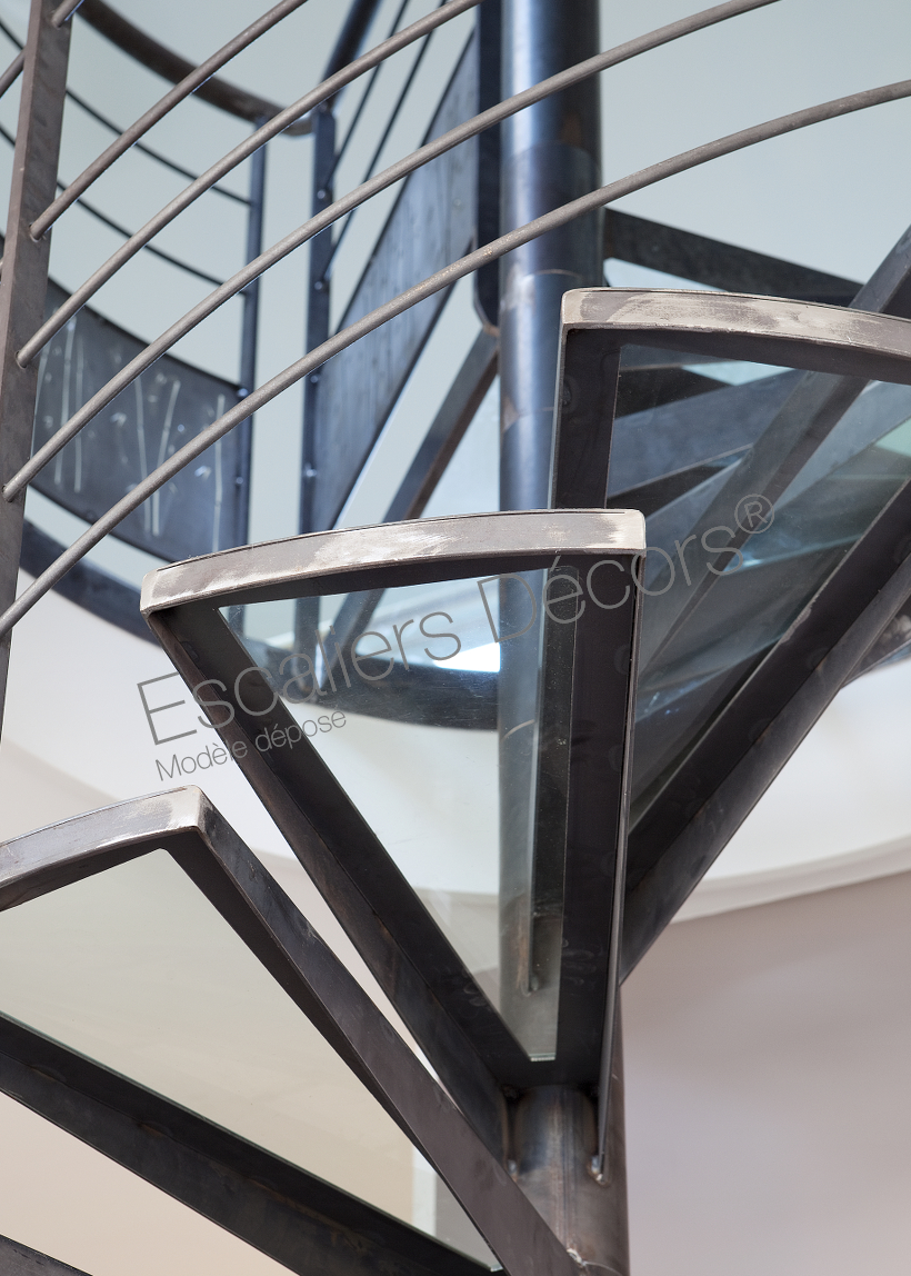 Photo DH97 - SPIR'DÉCO® Dalle de Verre. Escalier intérieur design hélicoïdal en métal et verre pour une décoration contemporaine toute en transparence. Vue 4