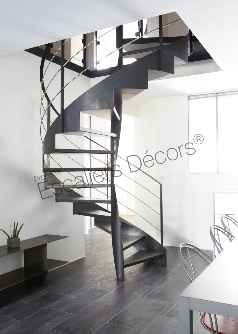 Photo DH99 - SPIR'DÉCO® Flamme. Escalier d'intérieur métallique design sur flamme centrale formant escalier hélicoïdal sans mât central.