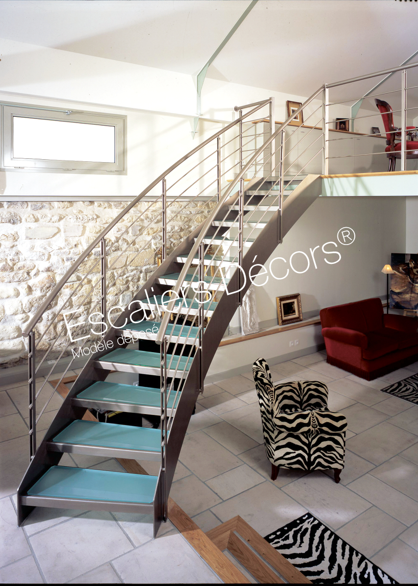 Photo DT10 - ESCA'DROIT® Balancé. Escalier d'intérieur en métal et verre design d'accès mezzanine pour une maison contemporaine et ouverte style loft.