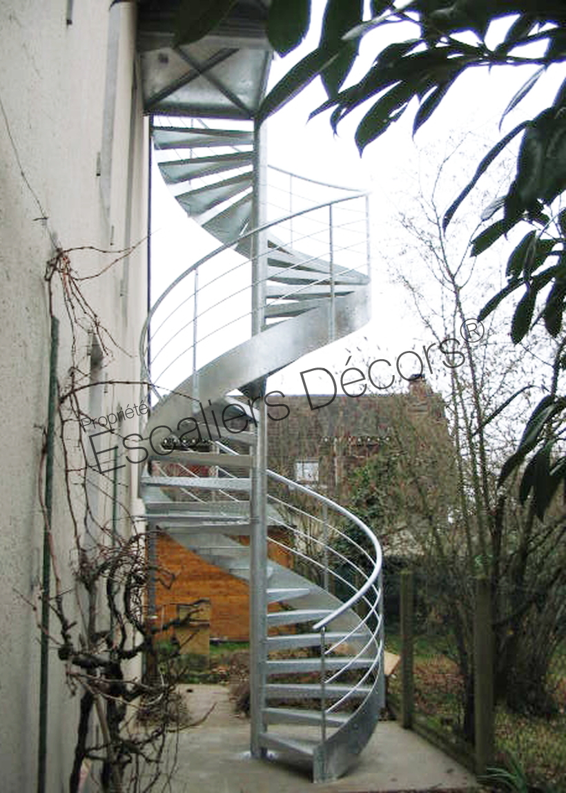 Photo SH12 - Gamme Initiale - SPIR'DÉCO® Contemporain avec limon. Escalier d'extérieur semi-standard de grande hauteur en acier galvanisé.