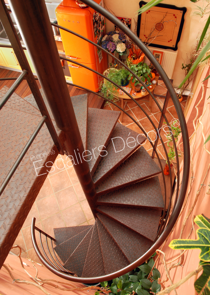 Photo DH51 - SPIR'DÉCO® Larmé. Escalier hélicoïdal intérieur en métal rouillé pour une décoration de style industriel. Vue 2
