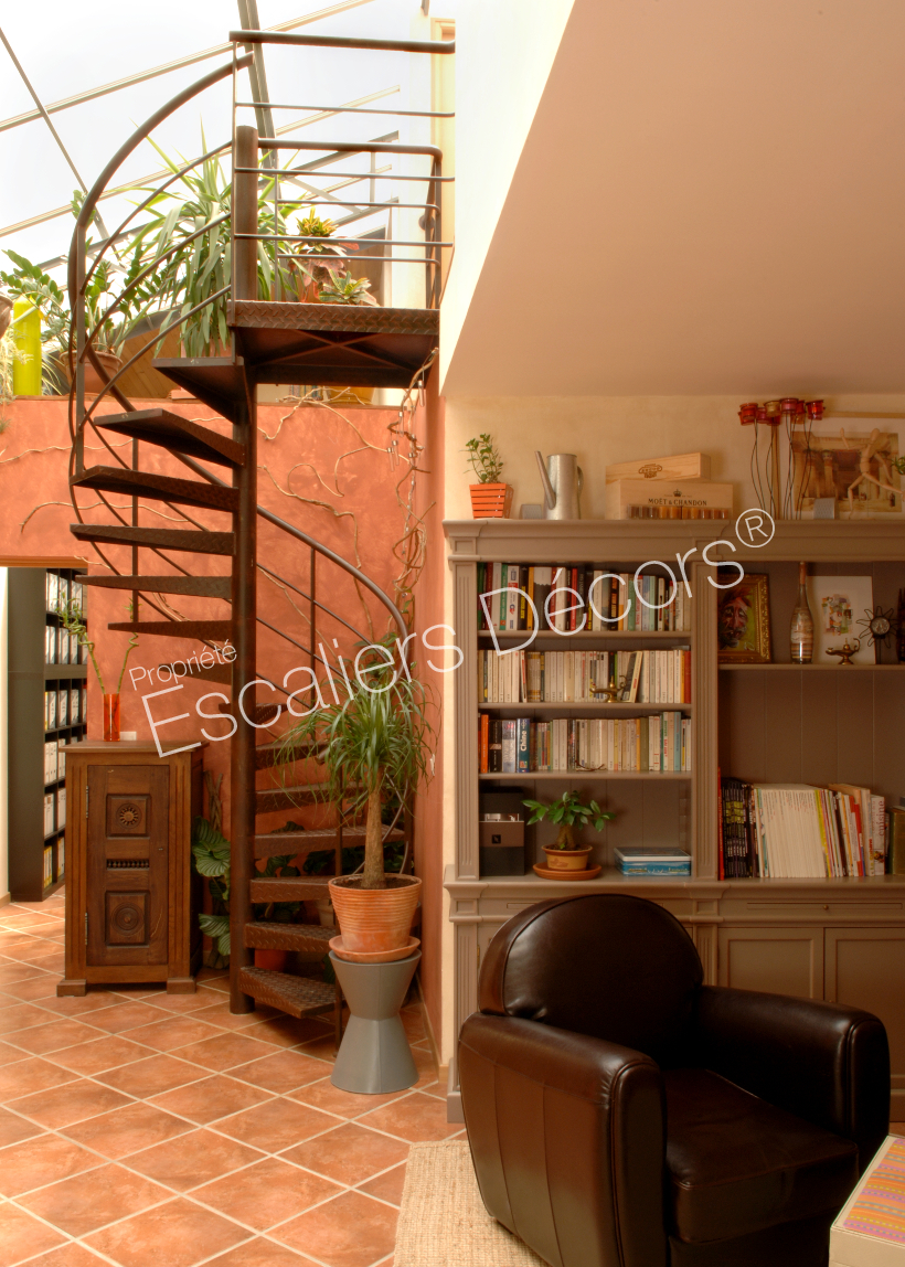 Photo DH51 - SPIR'DÉCO® Larmé. Escalier hélicoïdal intérieur en métal rouillé pour une décoration de style industriel.