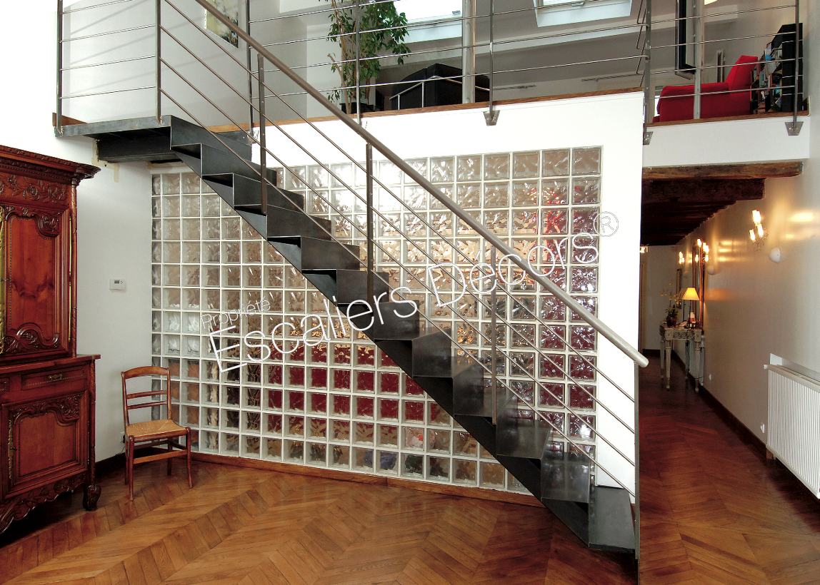 Photo DT28 - ESCA'DROIT® sur Limon Central avec Palier d'Arrivée. Escalier d'intérieur métallique design contemporain devant mur en pavés de verre.