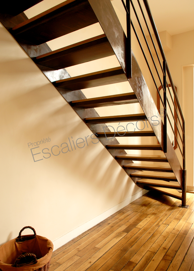 realisation/photo-dt41-esca-droit-1-4-tournant-bas-escalier-d-interieur-metal-rouille-et-bois-pour-une-decoration-contemporaine-chaleureus-1