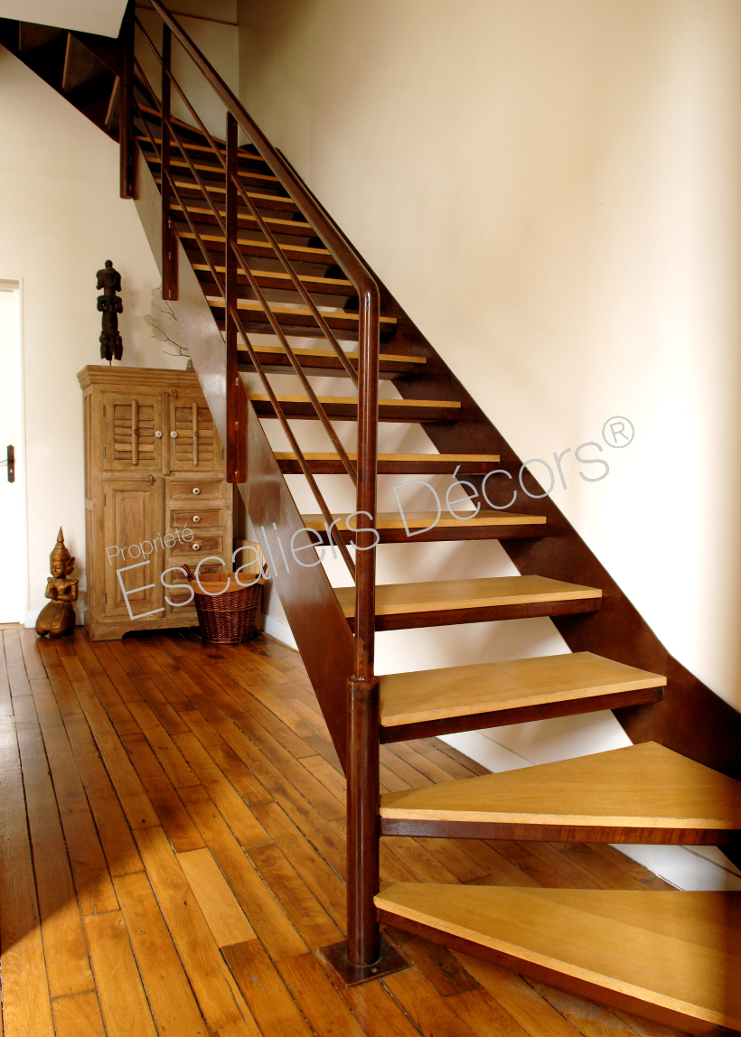 realisation/photo-dt41-esca-droit-2-quarts-tournants-bas-et-haut-escalier-d-interieur-metal-rouille-et-bois-pour-une-decoration-contempora-1
