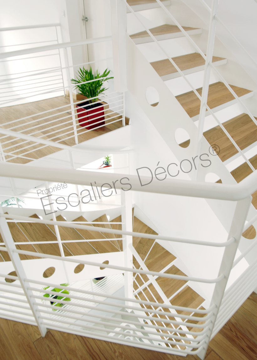 Photo DT42 - ESCA'DROIT® 1/4 Tournant Intermédiaire. Escalier intérieur design en métal et bois pour une décoration contemporaine. Vue 3