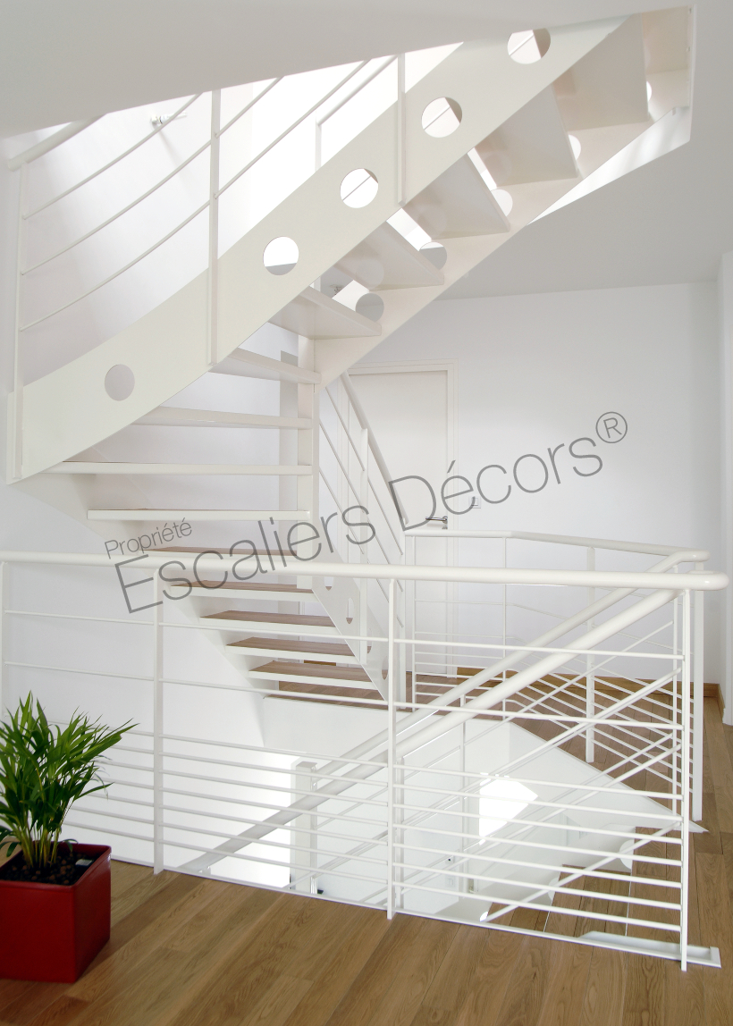 Photo DT42 - ESCA'DROIT® 1/4 Tournant Intermédiaire. Escalier intérieur design en métal et bois pour une décoration contemporaine. Vue 6