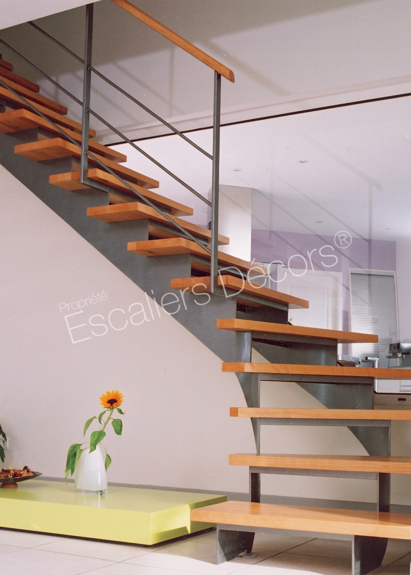 Photo DT62 - ESCA'DROIT® sur Limon Central Balancé. Escalier intérieur métal et bois au design contemporain formant un quart tournant bas sur double crémaillère centrale.