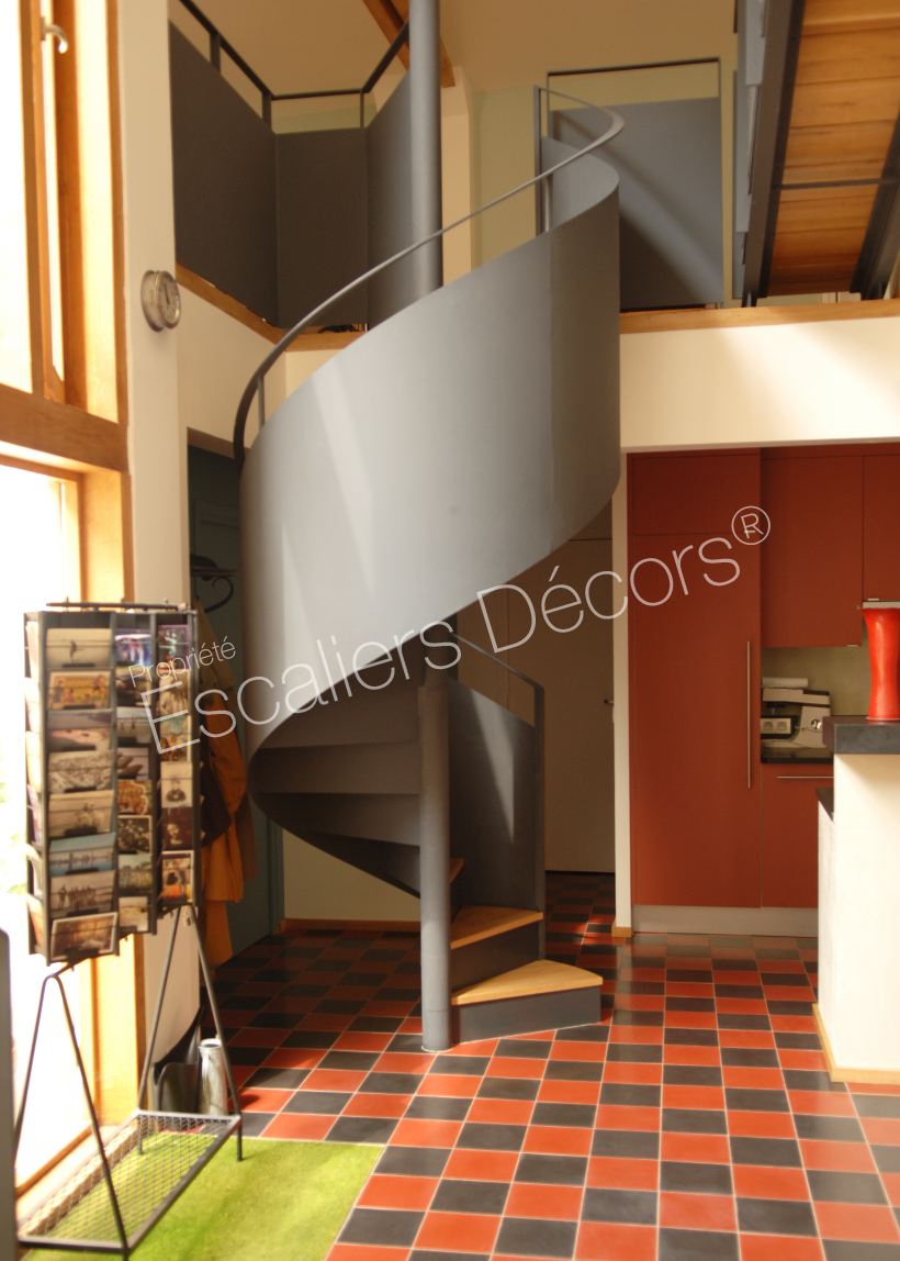 Photo DH53 - SPIR'DÉCO® Standing design avec rampe en voile réalisé en tôle roulée installée dans une maison d'Architecte.