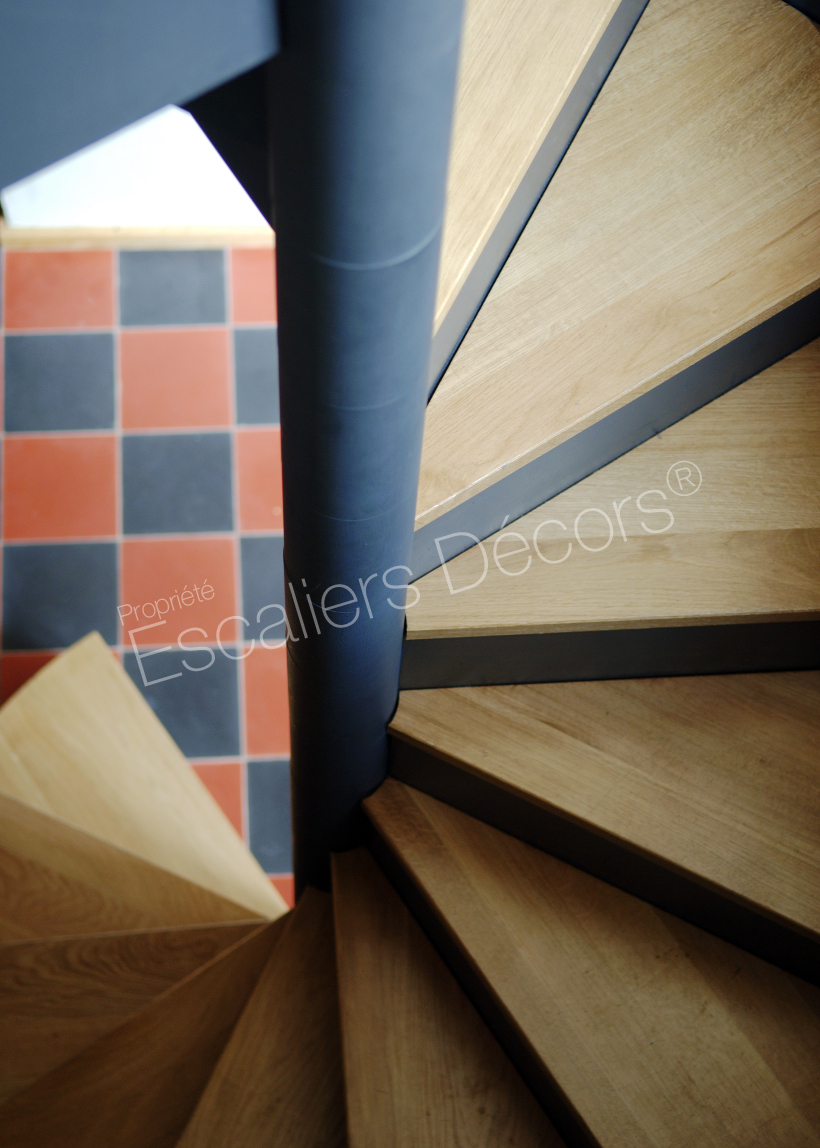 Photo DH53 - SPIR'DÉCO® Standing design avec rampe en voile réalisé en tôle roulée installée dans une maison d'Architecte. Vue 2