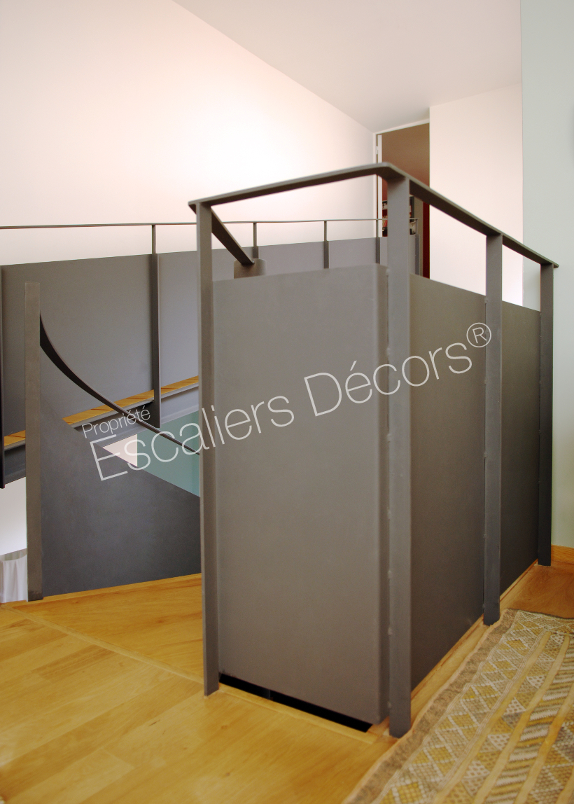 Photo DH53 - SPIR'DÉCO® Standing design avec rampe en voile réalisé en tôle roulée installée dans une maison d'Architecte. Vue 5