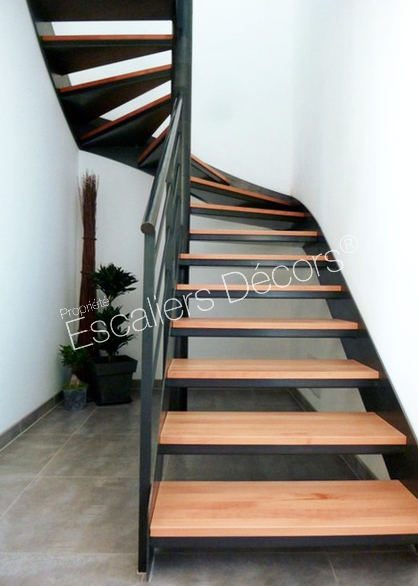 Photo IT131 - ESCA'DROIT® 2 Quartiers Tournants. Escalier d'intérieur métallique avec marches en bois.