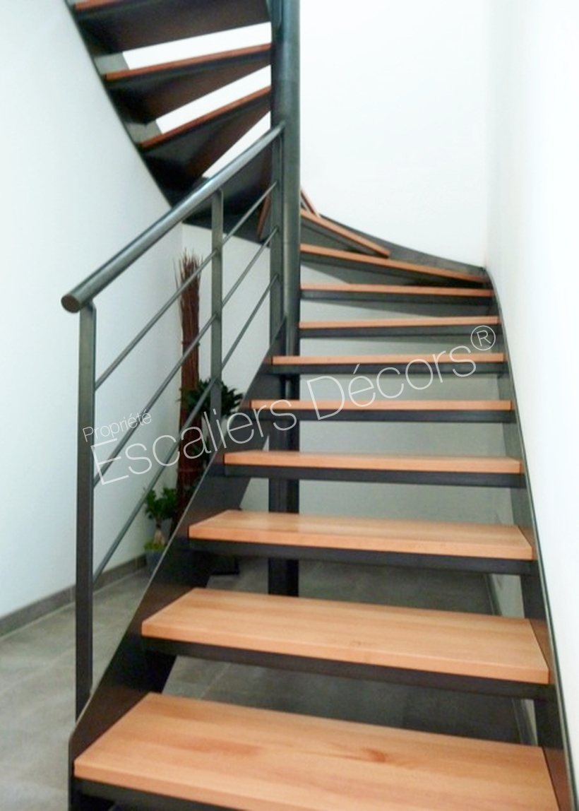 Photo IT131 - ESCA'DROIT® 2 Quartiers Tournants. Escalier d'intérieur métallique avec marches en bois. Vue 2
