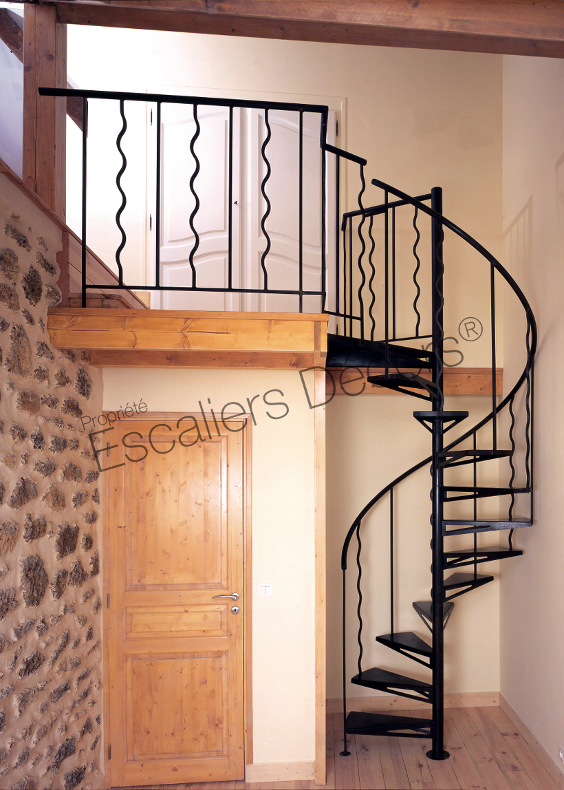 Photo DH6 - Escalier intérieur hélicoïdal métallique pour une décoration sobre à la fois rétro et contemporaine.