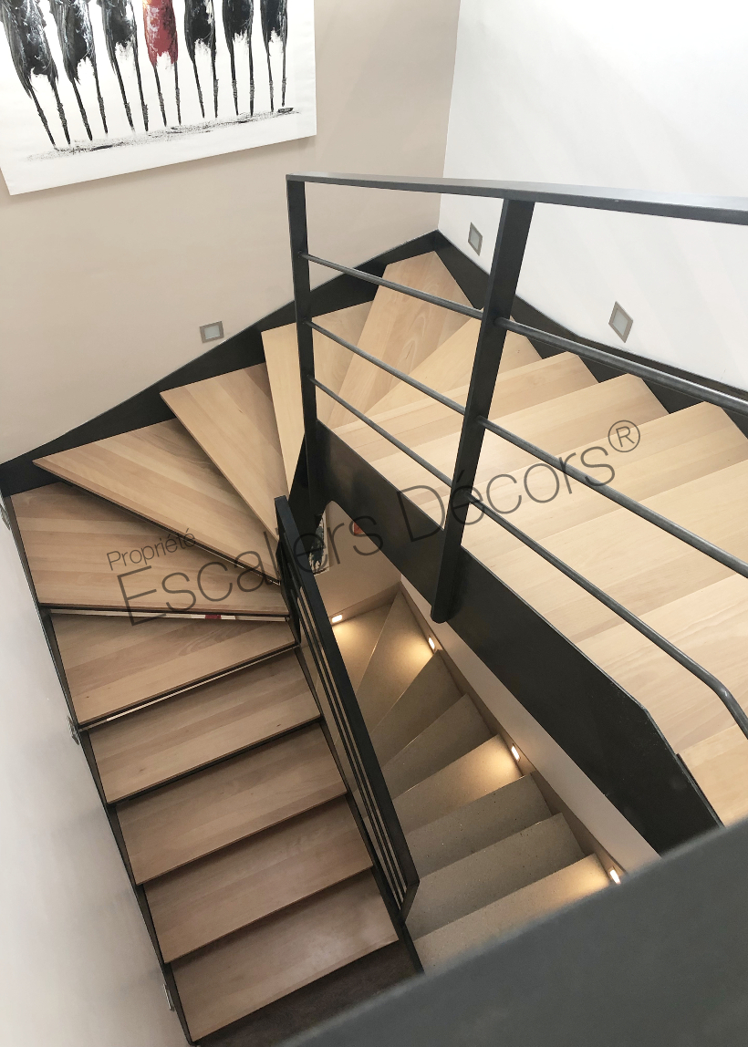 Escalier design 2/4 tournants avec marches en bois et structure métallique. Vue de dessus de l'escalier.