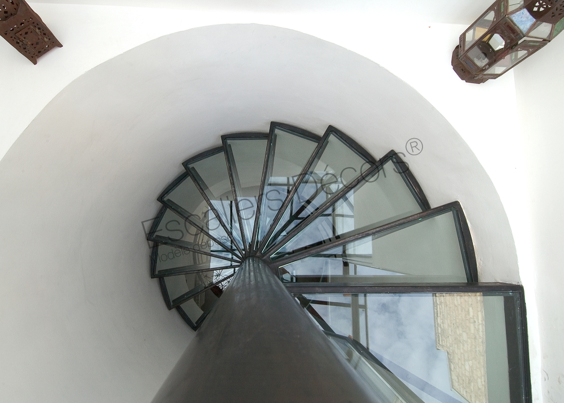 escalier hélicoïdal cloisonné sans rampe avec marches en verre transparent 