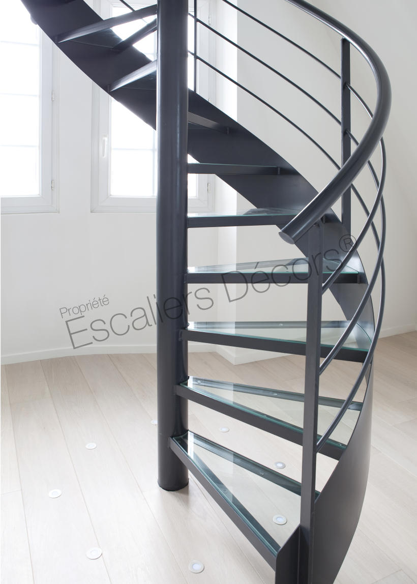 escalier d'intérieur design contemporain en colimaçon avec marches en verre transparent