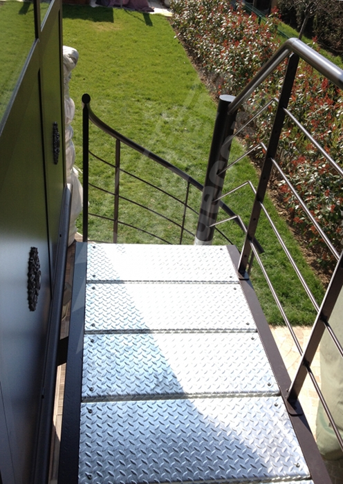 Photo DH115 - SPIR'DÉCO® Larmée. Escalier extérieur hélicoïdal métallique au design contemporain et design industriel pour accès véranda.