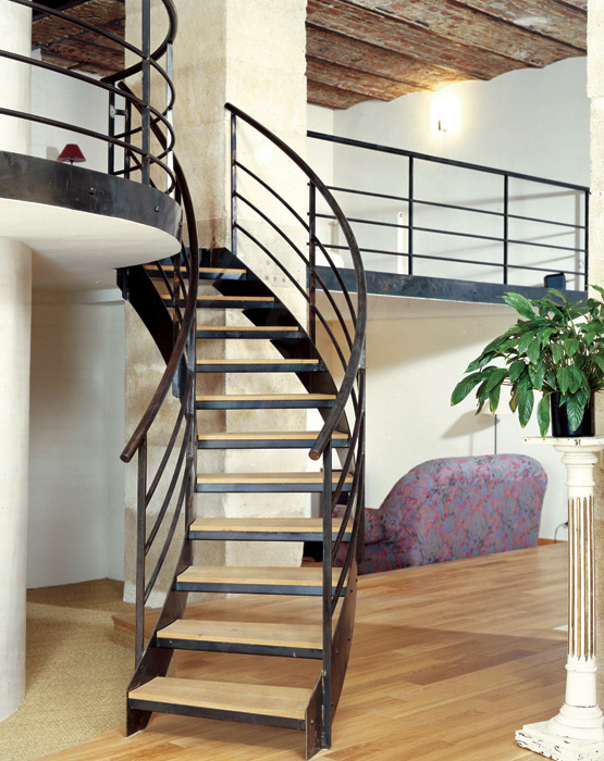 Photo DT12 - ESCA'DROIT® Balancé. Escalier cintré en métal et bois pour accès à une mezzanine dans un loft.