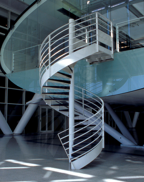 Photo IH11 - SPIR'DÉCO® Standing : escalier hélicoïdal design installé dans un local recevant du public.