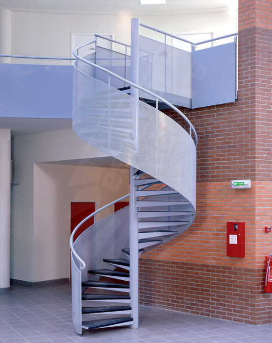 Photo IH9 - SPIR'DÉCO® Standing. Escalier hélicoïdal installé dans une usine.