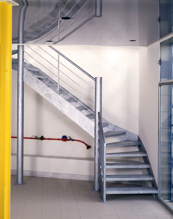 Photo IT2 - SPIR'DÉCO® Mixte Droit d'Angle formant un escalier industriel 1/4 tournant