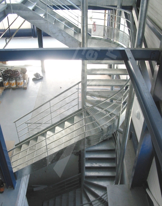 Photo IT39 - Escalier sur mesure mixte avec volées droites et parties hélicoïdales formant un 2/4 tournants au look industriel.